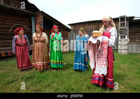 Le donne russe indossando il tradizionale abito sarafan durante una cerimonia di nozze tradizionale rievocazione storica in villaggio Sibirjachiha che i suoi membri conservare la vecchia dogana i credenti nel quartiere Soloneshenskiy in Altai Krai una regione in Siberia Occidentale, Russia Foto Stock