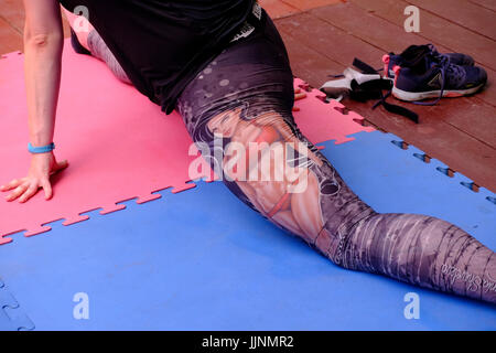 Giovane donna russa che lavora fuori in un territorio rurale sport training camp nel quartiere Soloneshenskiy in Altai Krai una regione in Siberia Occidentale, Russia Foto Stock