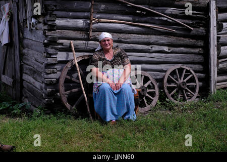 Un'anziana donna russa nel villaggio Sibirjachiha nel quartiere Soloneshenskiy in Altai Krai una regione in Siberia Occidentale, Russia Foto Stock