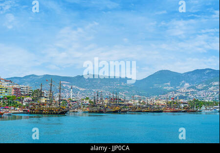 I galeoni in legno sono popolari di trasporto turistico, la decorazione di Alanya marina e offre diversi viaggi, Turchia. Foto Stock