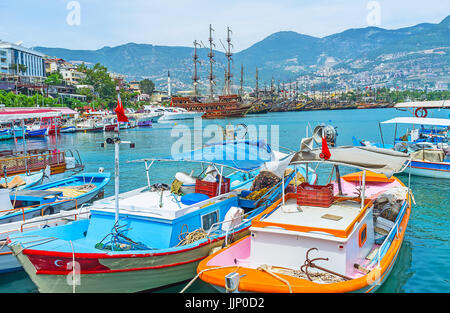 La piacevole passeggiata lungo il porto di Alanya con una vista su imbarcazioni da pesca, turistico navi in legno e yacht, Turchia. Foto Stock