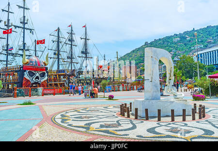 ALANYA, Turchia - 9 Maggio 2017: la scultura in pietra di ancoraggio è circondato con mosaici colorati e trova in Rihtim Cadessi, sulle rive del vecchio mar Foto Stock