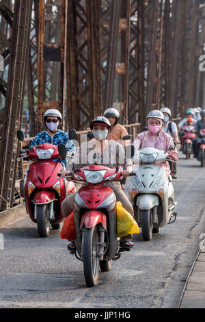 Motocicletta pesante traffico su Paul Doumer ponte che attraversa il Fiume Rosso Hanoi Vietnam Foto Stock