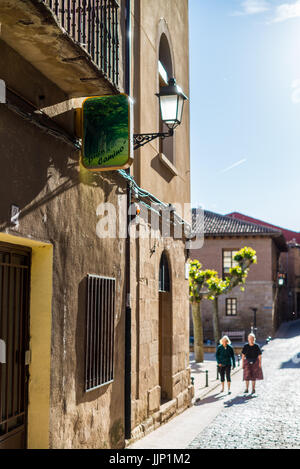 La popolazione locale in Navarrete, la Rioja, Spagna. Camino de Santiago. Foto Stock