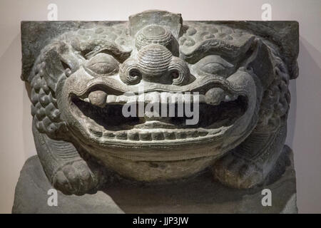 Lion scultura (XII secolo), il museo di belle arti, Hanoi, Vietnam Foto Stock