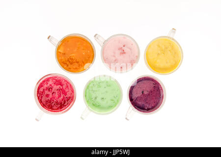 Vista dall'alto di frullati di frutta fresca in bicchieri di vetro isolato su bianco Foto Stock