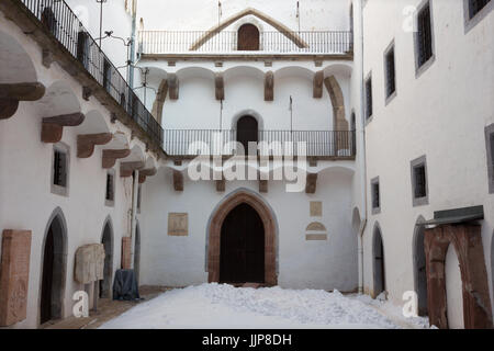 BANSKA STIAVNICA, Slovacchia - 5 febbraio 2015: l'atrio del vecchio castello. Foto Stock