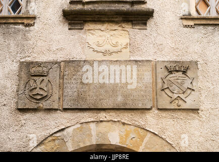 La placca al di sopra del Ancienne chapelle Saint-Sauveur, Lautrec, Midi-Pirenei, Francia Foto Stock