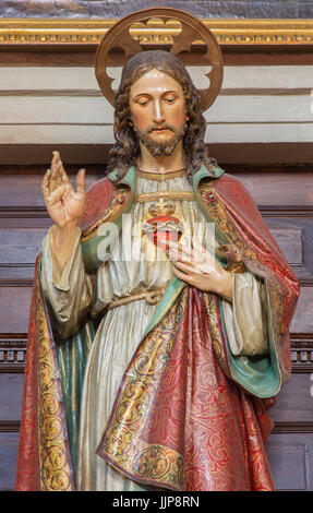 BANSKA STIAVNICA, Slovacchia - 5 febbraio 2015: Il intagliato e Polychrome statua del Cuore di Gesù Cristo nella chiesa parrocchiale di artista sconosciuto del 19. cen Foto Stock