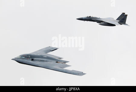 Northrop Grumman B-2 bombardiere stealth con F-15 Eagle Foto Stock