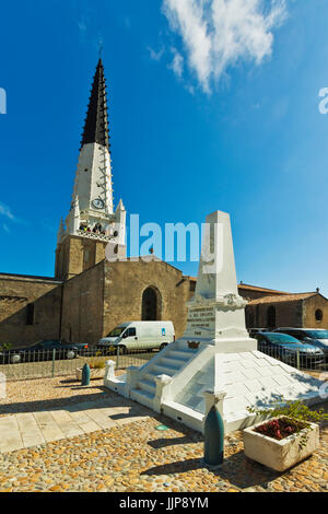 Memoriale per le due Guerre Mondiali & 15thC Saint-Étienne chiesa in questa città occidentali. Ars en Ré; Ile de Ré; Charente-Maritime; Francia Foto Stock