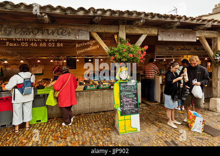 Frutti di mare si spegne al mercato di Rue du Marché in questo costa nord est la città. La flotte; Ile de Ré; Charente-Maritime; Francia Foto Stock