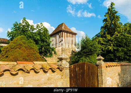 Mezzo in legno vecchio edificio in questo villaggio sul fiume Dropt vicino Duras; Sauvetat du Dropt; Lot-et-Garonne; Francia Foto Stock