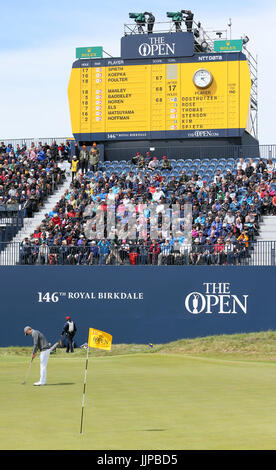 USA la Giordania Spieth linee fino il suo putt sul xviii durante il primo giorno del Campionato Open 2017 al Royal Birkdale Golf Club, Southport. Foto Stock