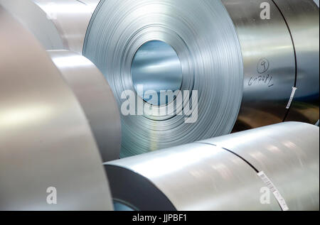 Bobine in acciaio, ThyssenKrupp opera di carpenteria metallica a Duisburg, la zona della Ruhr, Renania settentrionale-Vestfalia, in Germania, in Europa. Stahlcoils, ThyssenKrupp HŸttenwerk, Duisburg, RU Foto Stock