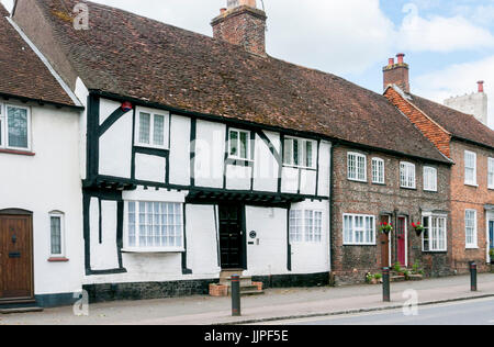 Una fila di stile georgiano classica e stile tudor case terrazza nella high street di wendover, Buckinghamshire, in The Chiltern Hills, REGNO UNITO Foto Stock