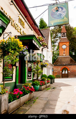 Un coloratissimo pubblico la facciata di Casa nella high street di Wendover, Buckinghamshire, con la torre dell orologio in background. Foto Stock