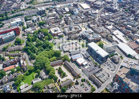 Barnsley Town Center dall'aria, quartiere civico dominante, South Yorkshire, nell'Inghilterra del Nord, Regno Unito Foto Stock