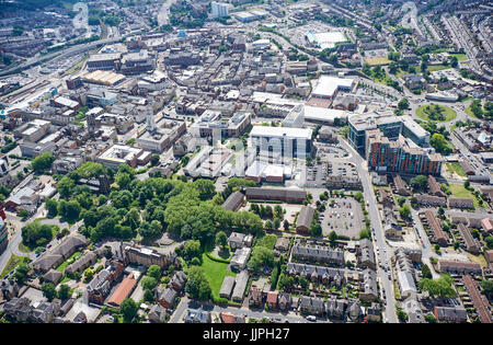 Barnsley Town Center dall'aria, quartiere civico dominante, South Yorkshire, nell'Inghilterra del Nord, Regno Unito Foto Stock