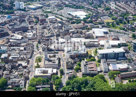 Barnsley Town Center dall'aria, quartiere civico dominante, South Yorkshire, nell'Inghilterra del Nord, Regno Unito Foto Stock