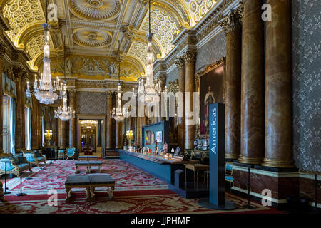 *** È sotto embargo alle 00:01 BST, Venerdì, 21 luglio 2017.Questa estate i visitatori alle camere di stato a Buckingham Palace wiill godono di una speciale esposizione di oltre 200 doni presentati a Sua Maestà la regina in tutta la sua 65 anni di regno e uno speciale omaggio a Diana, principessa di Galles. Le stanze sono aperte al pubblico dal 22 luglio al 1 ottobre 2017. Foto Stock