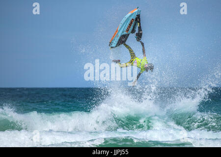 British jetski stella Dan Foy compete nel IFWA campionati a Fistral Beach in Cornovaglia. Foto Stock