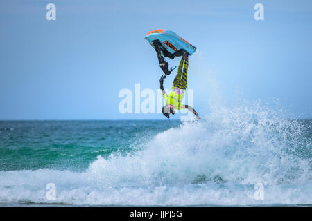 British jetski stella Dan Foy compete nel IFWA campionati a Fistral Beach in Cornovaglia. Foto Stock