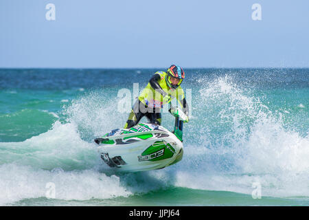 Un jetskier compete nel IFWA campionati a Fistral Beach in Cornovaglia. Foto Stock