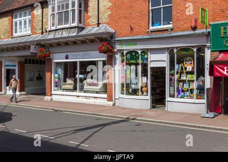 Vetrine sulla high street in Stony Stratford, North Buckinghamshire, UK Foto Stock