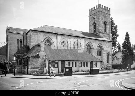 Santa Maria e santa chiesa Gile, Stony Stratford, Buckinghamshire convertito in bianco e nero. Foto Stock