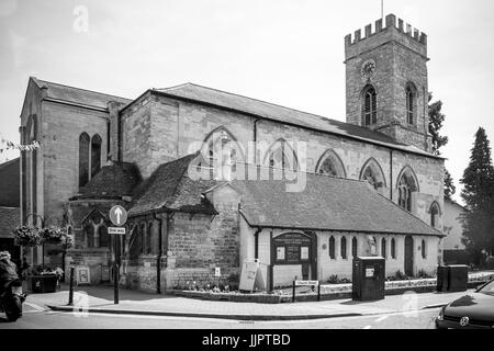 Santa Maria e santa chiesa Gile, Stony Stratford, Buckinghamshire convertito in bianco e nero. Foto Stock