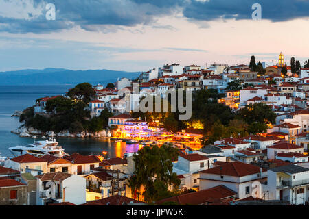 Vista serale di Skiathos Le Sporadi, Grecia. Foto Stock