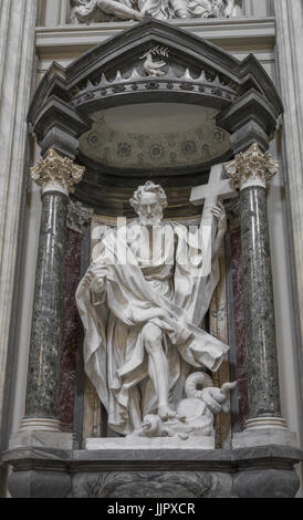 La statua di San Filippo da Mazzuoli nell'Arcibasilica di San Giovanni in Laterano e San Giovanni in Laterano, in Roma. Roma, Italia, Giugno 2017 Foto Stock