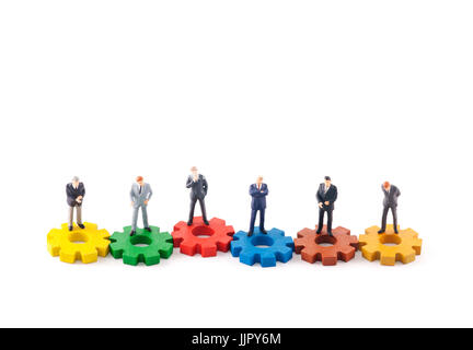Figure aziendali su ingranaggi colorati isolati su sfondo bianco Foto Stock