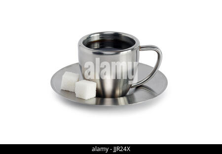 Moderno ed elegante tazza in acciaio con caffè e zucchero su sfondo bianco. Percorso di clipping è incluso Foto Stock