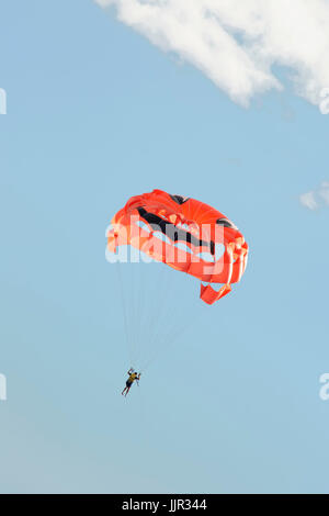Parascending over teh spiaggia di Puerto Del Carmen Lanzarote. Foto Stock