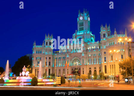 MADRID, Spagna - 26 luglio 2017: Il Plaza è un punto di riferimento di Madrid ed è famosa per il Cibele Palace (Municipio), e la fontana. Immagine di notte. Foto Stock