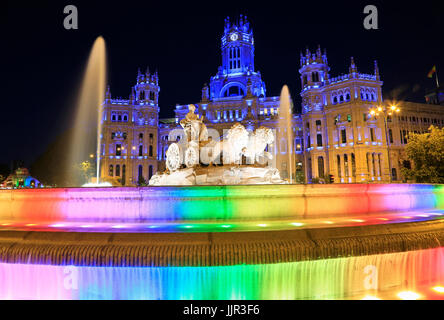 MADRID, Spagna - 26 luglio 2017: Il Plaza è un punto di riferimento di Madrid ed è famosa per il Cibele Palace (Municipio), e la fontana. Immagine di notte. Foto Stock