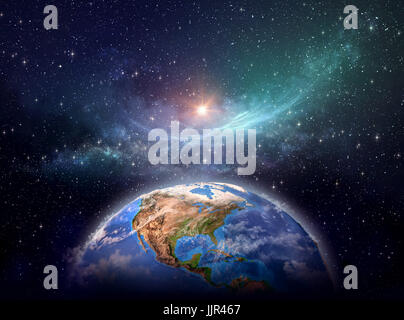Il pianeta terra focalizzata sul Nord America, star cluster e nebulosa nello spazio esterno, luminoso di luce lontano dietro - Elementi di questa immagine fornita da n. Foto Stock