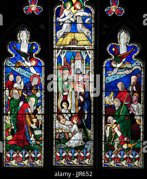 Natività, vetrata, da J. Hardman & Co, i Magi, pastori, neonato Bambino Gesù, stabile, Hillington, Norfolk, Inghilterra, Regno Unito Foto Stock