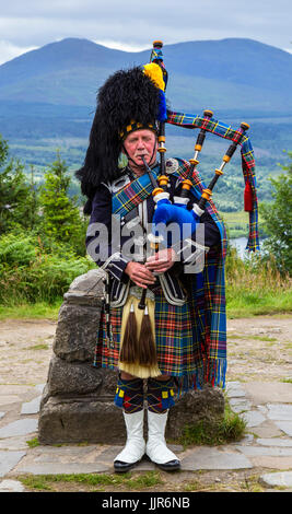 Musica Tradizionale Scozzese Piper giocando le cornamuse al Glen Garry Viewpoint, Highlands scozzesi, Scotland, Regno Unito Foto Stock