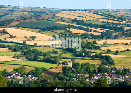 Clun e le rovine del castello immerso nel sud Shropshire campagna. Foto Stock