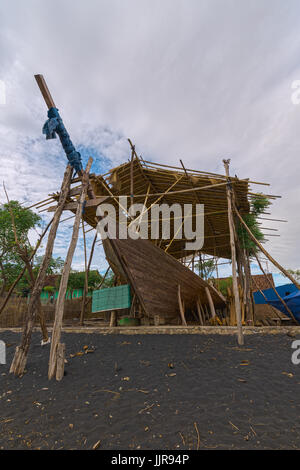 19/06/17 Wera Sangiang Boat Yard, Sumbawa, Indonesia. Barche tradizionali sono fatte a mano sulla spiaggia. Foto Stock