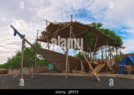 19/06/17 Wera Sangiang Boat Yard, Sumbawa, Indonesia. Barche tradizionali sono fatte a mano sulla spiaggia. Foto Stock