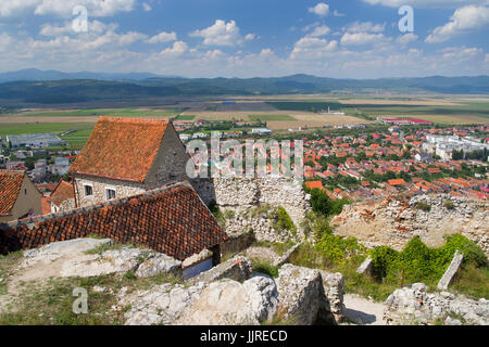 Le rovine della fortezza medievale di Rasnov e la città in background. Foto Stock