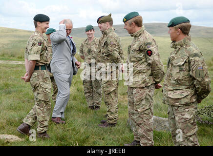 Il Principe di Galles incontra i membri delle forze armate durante una visita a Okehampton Camp, situato al ministero della Difesa Dartmoor area Formazione per sentire come il Ducato di Cornovaglia è lavorare con il MOD, la comunità locale e le altre parti interessate su una varietà di progetti di conservazione a Dartmoor, il secondo giorno della visita reale di Devon e Cornwall. Foto Stock