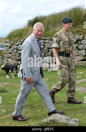 Il Principe di Galles durante una visita a Okehampton Camp, situato al ministero della Difesa Dartmoor area Formazione per sentire come il Ducato di Cornovaglia è lavorare con il MOD, la comunità locale e le altre parti interessate su una varietà di progetti di conservazione a Dartmoor, il secondo giorno della visita reale di Devon e Cornwall. Foto Stock