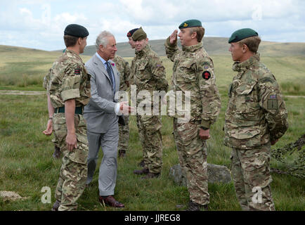 Il Principe di Galles incontra i membri delle forze armate durante una visita a Okehampton Camp, situato al ministero della Difesa Dartmoor area Formazione per sentire come il Ducato di Cornovaglia è lavorare con il MOD, la comunità locale e le altre parti interessate su una varietà di progetti di conservazione a Dartmoor, il secondo giorno della visita reale di Devon e Cornwall. Foto Stock