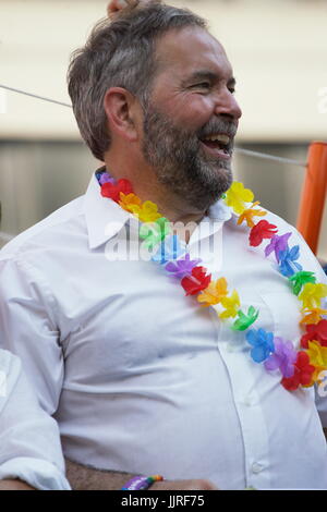 Thomas la Mulcair, leader del partito NDP del Canada sul galleggiante in Pride Parade a Montreal il 16 agosto 2015 Foto Stock