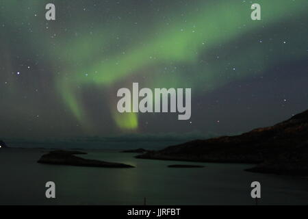 Luci del nord oltre i fiordi in Tromso Foto Stock